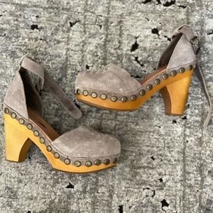 Jeffrey Campbell x Free People Daub clogs in sand suede